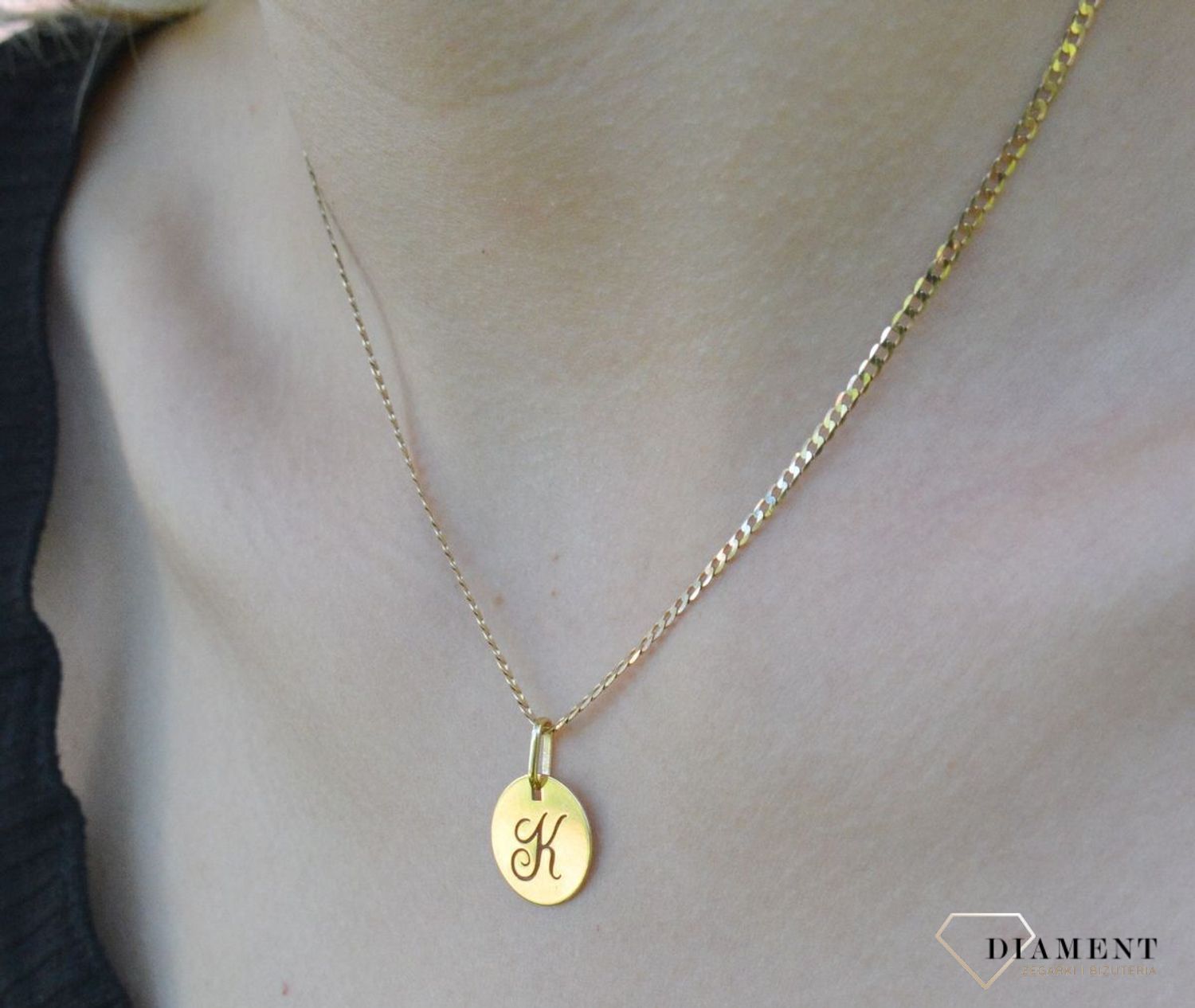 Złota zawieszka 585 z literką K ZA 2128K. modna złota zawieszka wykonana z najwyższej próby złota 585. Zawieszka w kształcie litery K. Zawieszka Siwiec, Rozenek Idealny pomysł na prezent.  Literka K. Zawieszka K..jpg